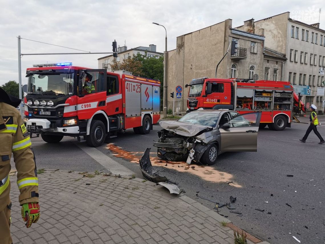 Groźnie w centrum Ciechanowa. Zderzyły się dwie osobówki