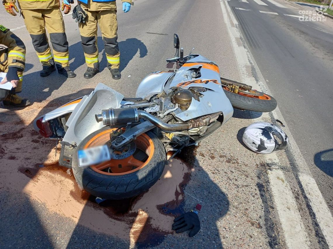 Groźnie w centrum Mławy. Kawasaki najechał na tył skody