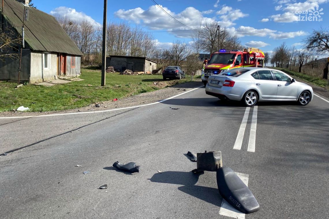 Groźny wypadek na W615 Mława-Ciechanów: Motorowerzysta wjechał pod Mercedesa. Dwie osoby w szpitalu