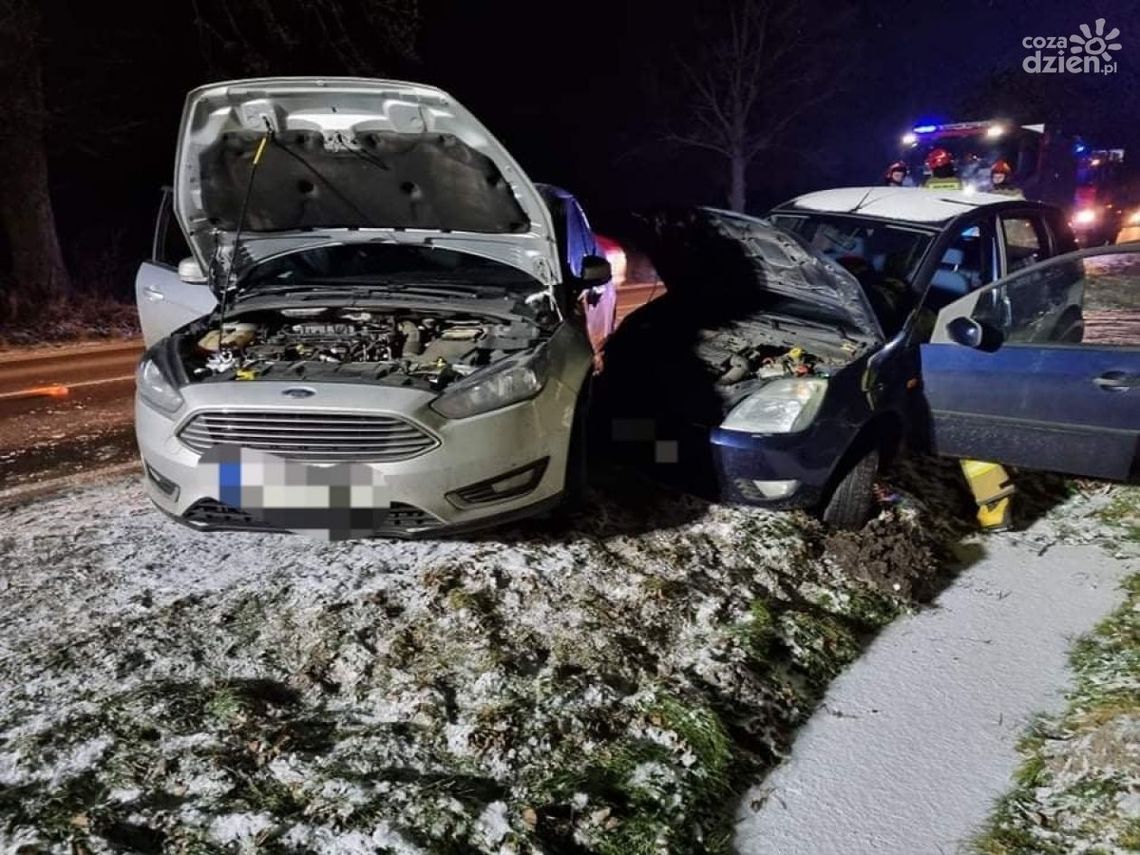 Groźny wypadek w Sońsku, zderzyły się dwie osobówki