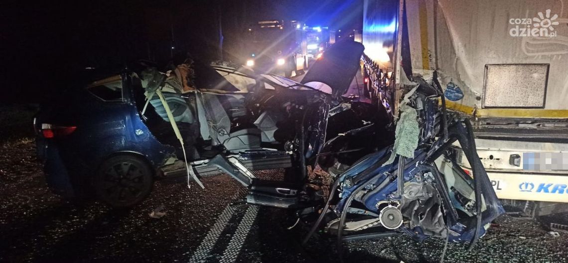 Groźny wypadek w Ujazdówku, osobówka doszczętnie zniszczona