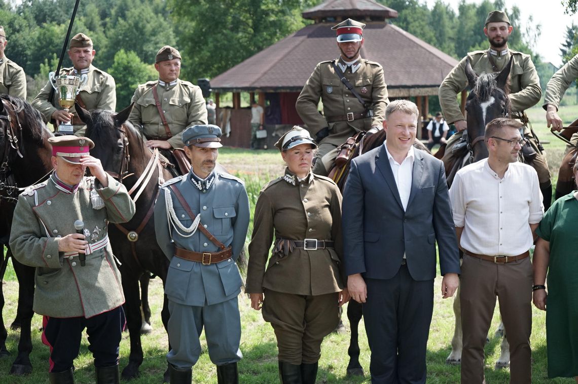 Grupa rekonstruktorów konno podczas inscenizacji bitwy z 1920 roku na Pikniku Historyczno-Kulturalnym w Strzegowie.