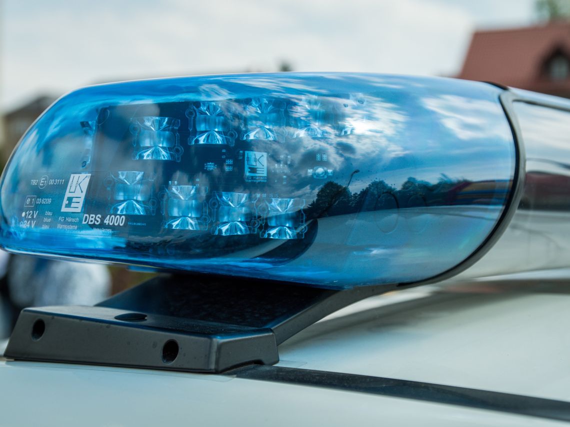 Ignorują sądowe zakazy i tracą panowanie nad autami. Raport policji z Przasnysza Sygnały świetlne radiowozu