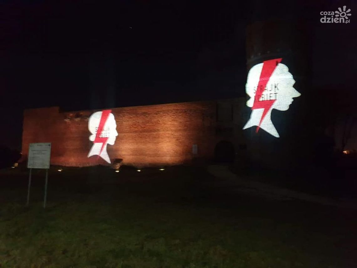 Iluminacja na zamku bez zgody?