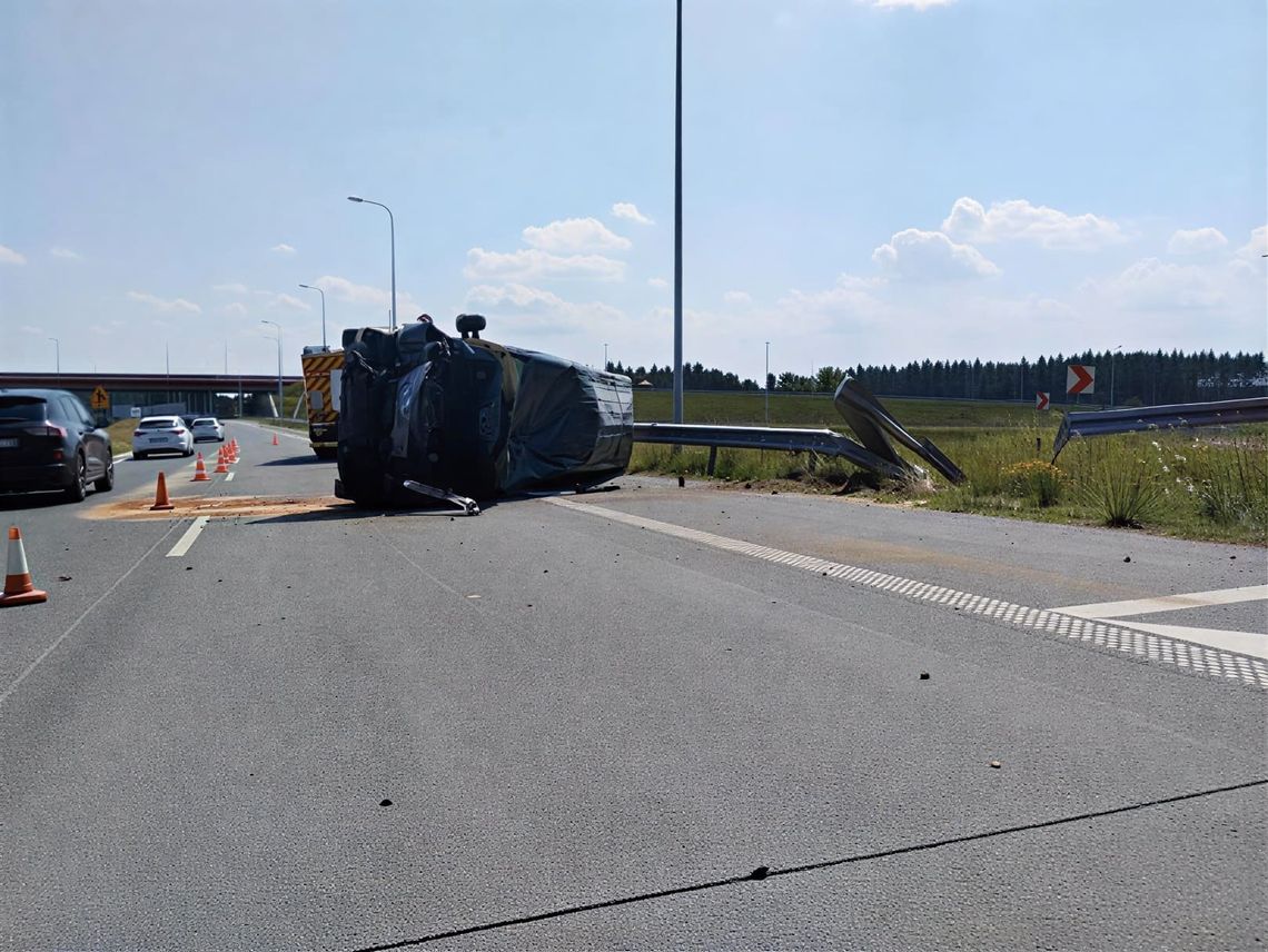 Ciżżarówka przy barierach ochronnych na drodze ekspresowej S7