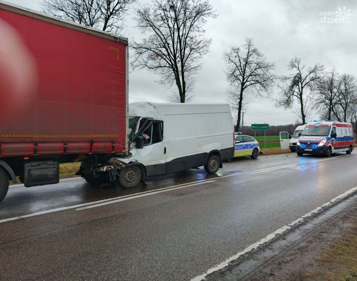 Iveco wjechało w mercedesa, są utrudnienia na krajowej 60