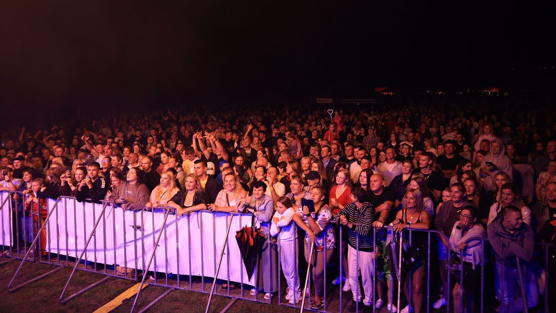 Tłum przed sceną podczas koncertu na Jarmarku Raciąskim