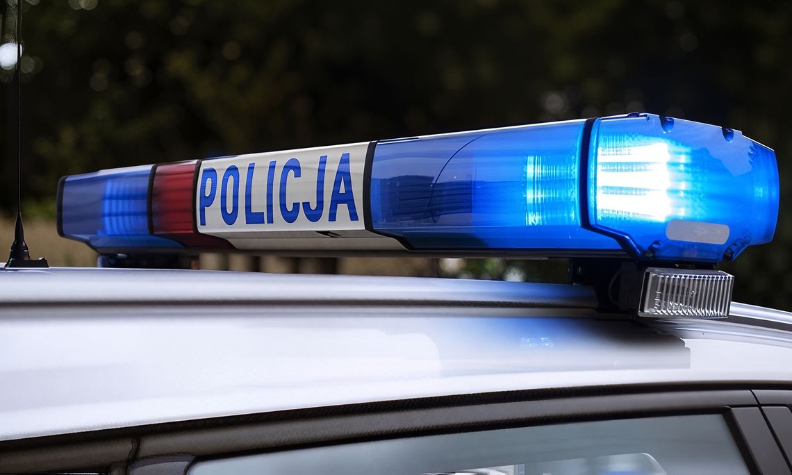 Policyjne sygnały świetlne na radiowozie