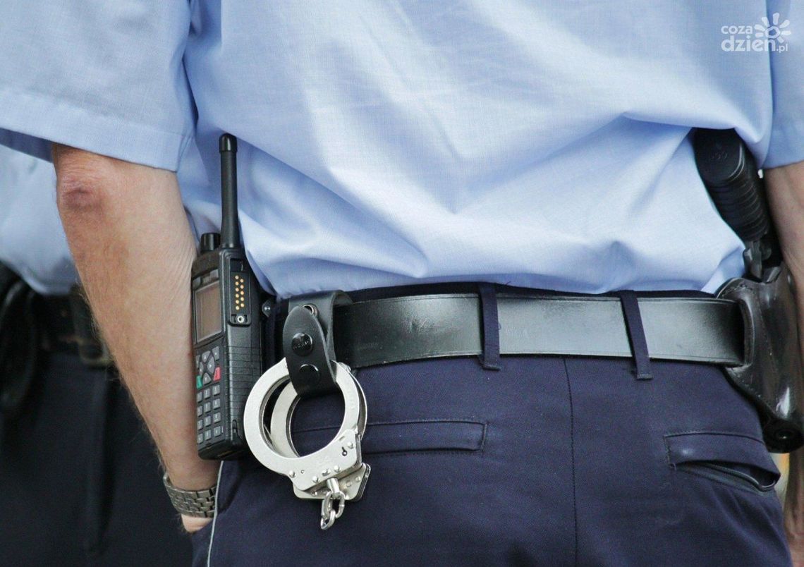 Jechał bez uprawnień i groził, że pozabija interweniujących policjantów