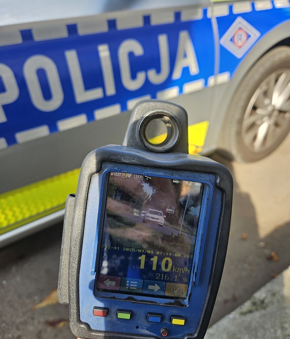 omiar prędkości przez policję w terenie zabudowanym – zatrzymana skoda