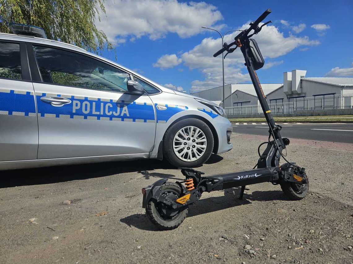 Policja podczas interwencji w Ciechanowie. W tle ulica i chodnik.