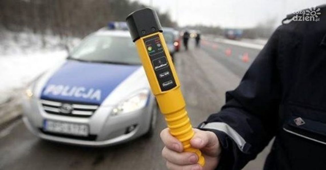 Jeden kierowca z zakazem, drugi bez uprawnień, obaj na podwójnym gazie. Płońska drogówka miała pracowitą sobotę