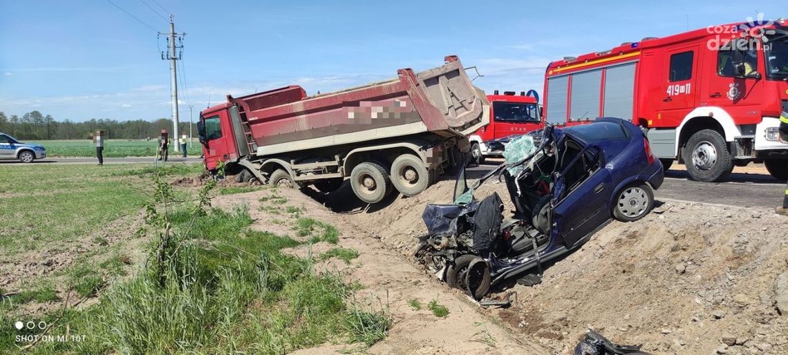 Jedna osoba zginęła na miejscu, druga walczy o życie w szpitalu. Znamy szczegóły wczorajszego  wypadku w Kondrajcu Szlacheckim.