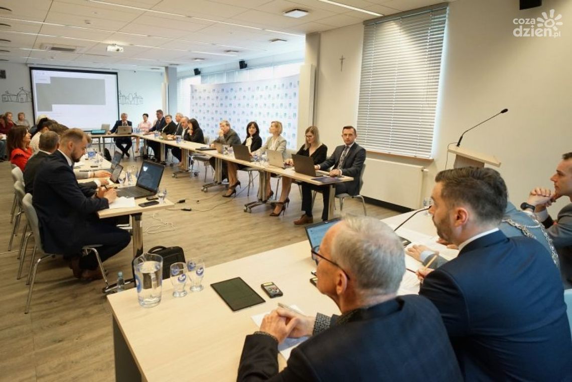 Już nie są Honorowymi Obywatelami Ciechanowa. Ważna decyzja na sesji
