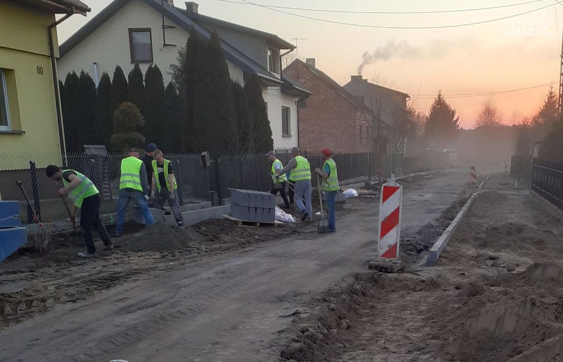 Już we wrześniu tego roku będzie można przejechać przez Rydzewo kompleksowo przebudowaną drogą