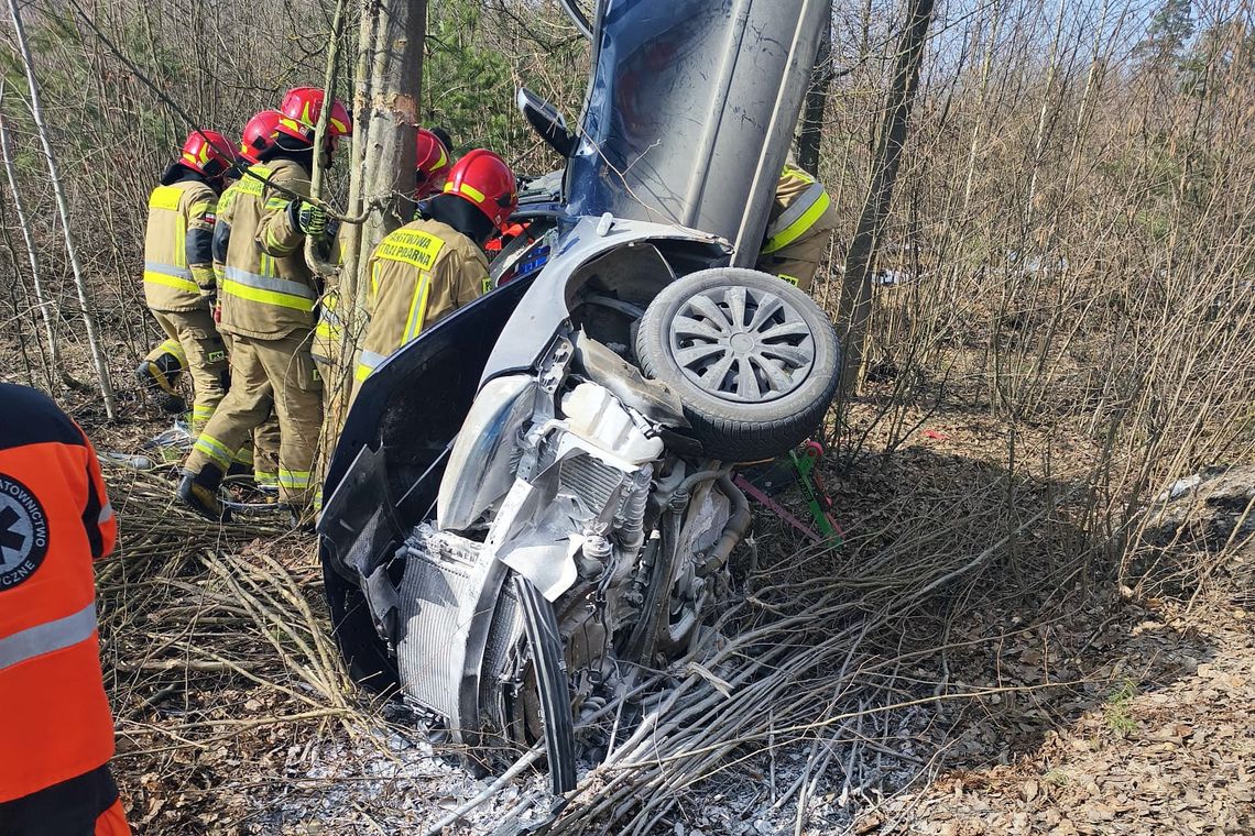 Kierowca i pasażer ciężko ranni. Wypadek na ul. Piekiełko w Mławie