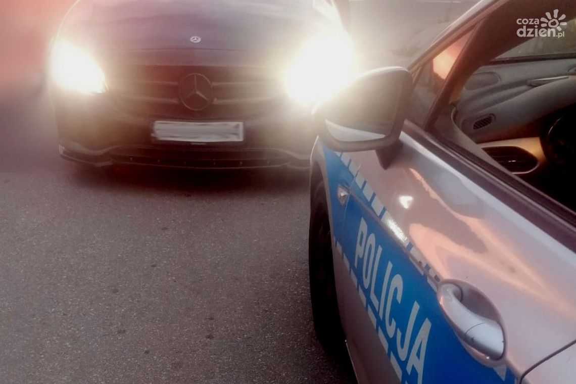 Kierowca mercedesa pędził 119 km/h w terenie zabudowanym