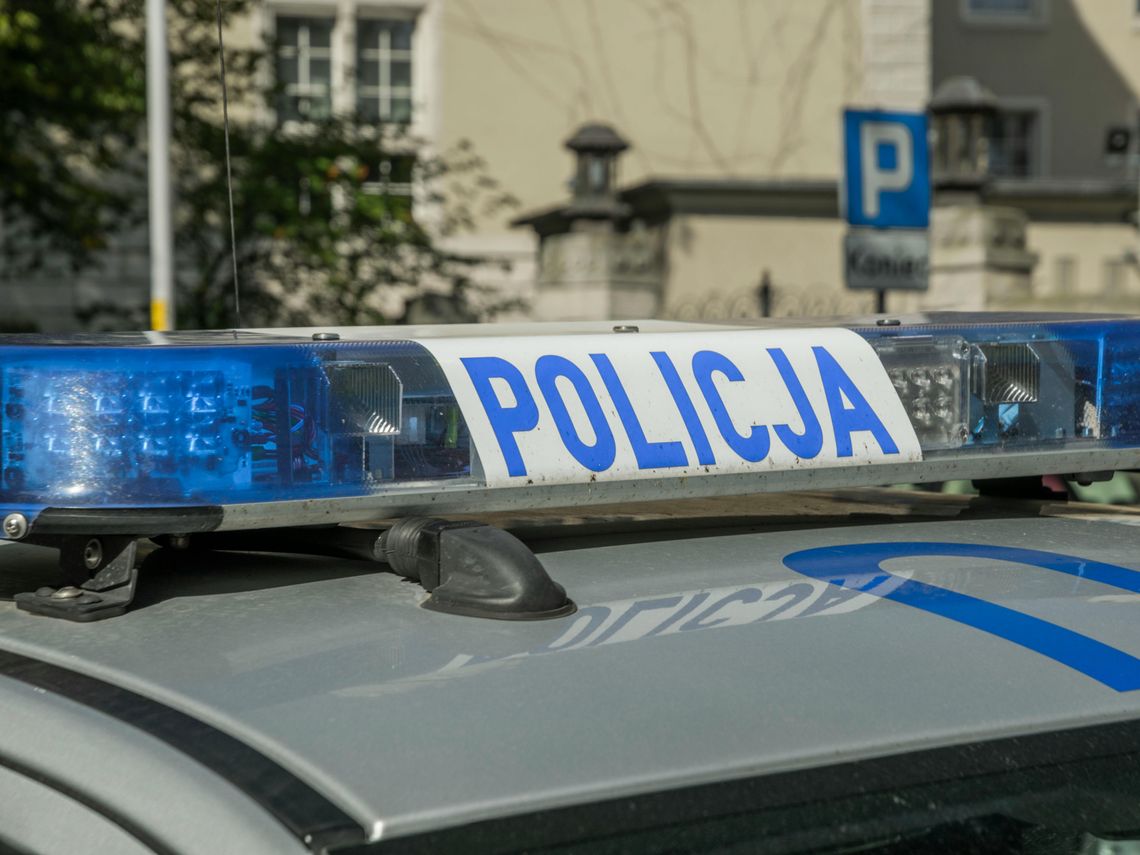 Kierowca miał 2,7 promila i był pod wpływem narkotyków. Samochód wpadł do rowu. Sygnały świetlne policji