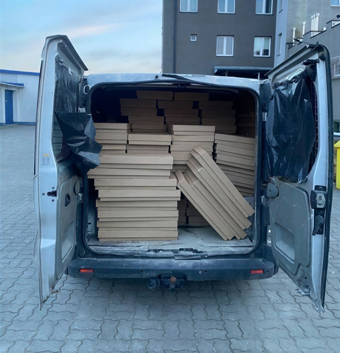 Opel z papierosową kontrabandą