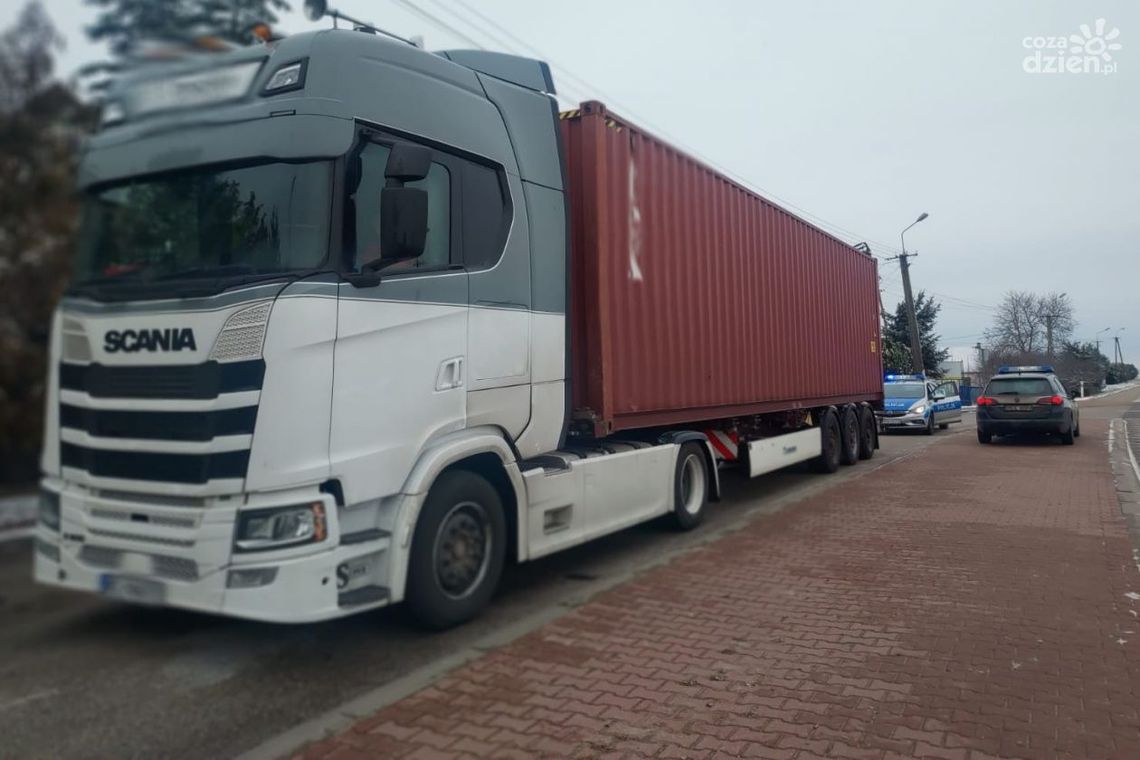 Kierowca podmienił tablicę rejestracyjną. Grozi mu nawet 5 lat więzienia Kierowca podmienił tablicę rejestracyjną. Grozi mu nawet 5 lat więzienia