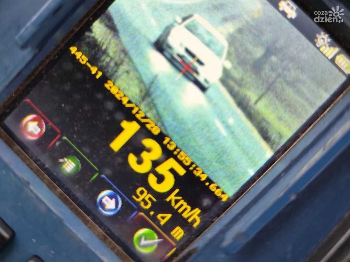 Kierowca w terenie zabudowanym rozwinął prędkość do 135 km/h. Policjanci go zatrzymali i zabrali prawo jazdy