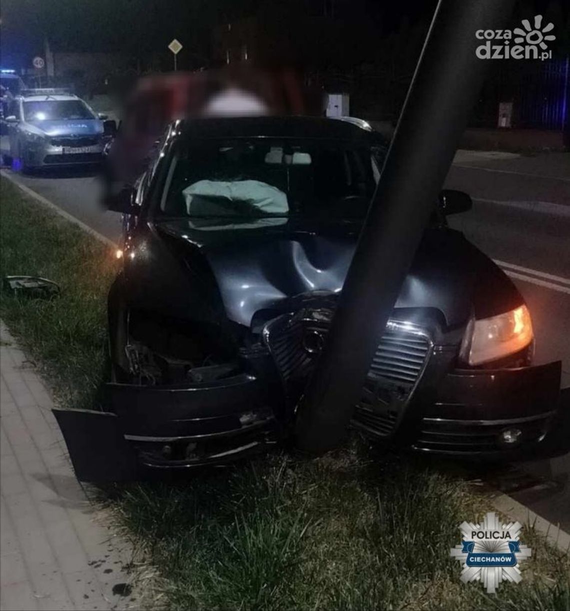 Kierowca z ponad 2 promilami alkoholu uderzył w latarnię w Ciechanowie