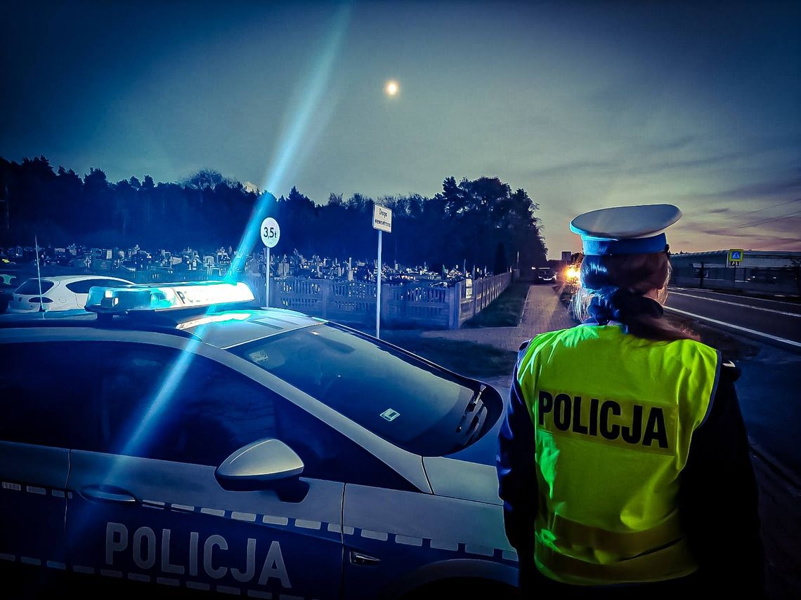 Kierowcy nie zwalniają. Seria kolizji i dachowanie w powiecie przasnyskim Policja przy drodze obok cmentarza