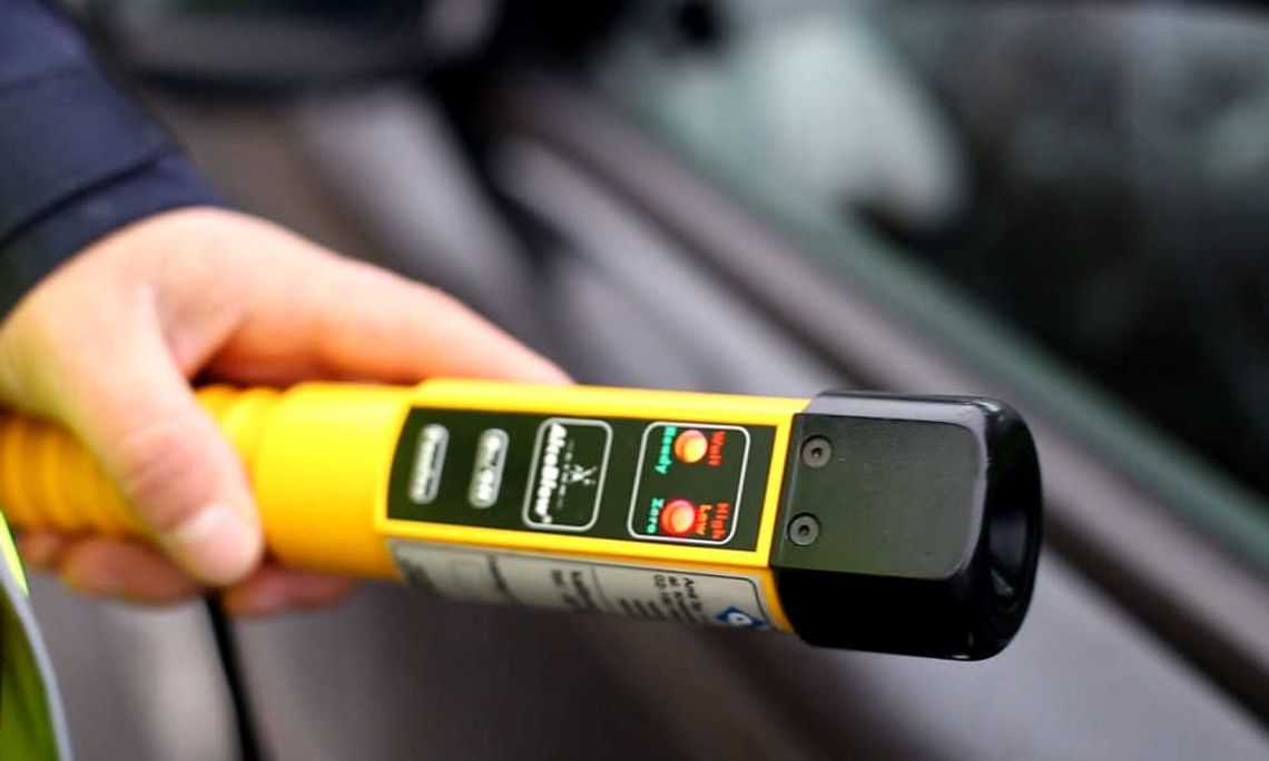 Policjant z alkomatem