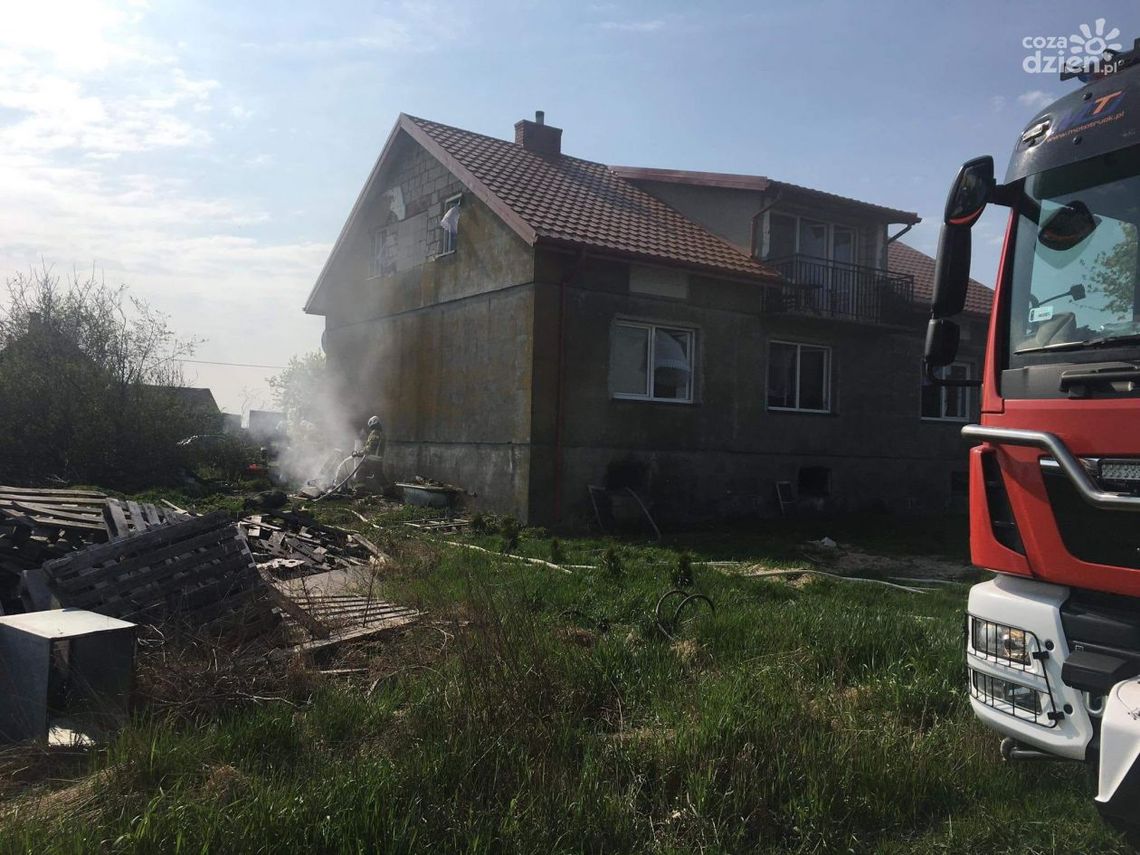 Kilkanaście minut temu straż pożarna została wezwana do pożaru domu jednorodzinnego w Szulmierzu