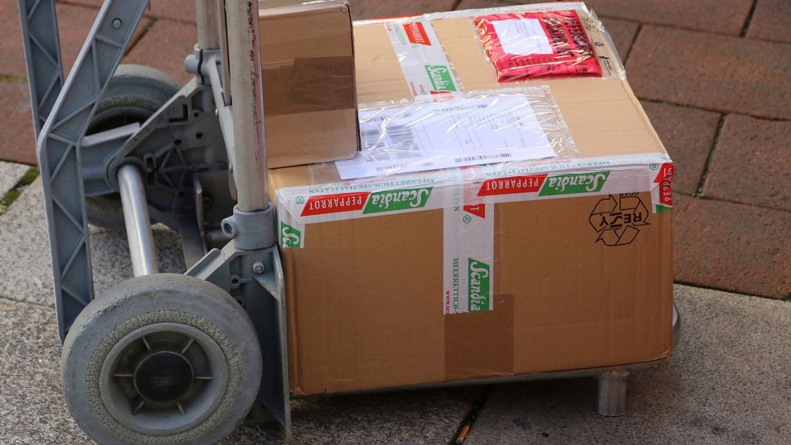 Kobieta podająca się za kuriera okradła 83-latka. Policja ostrzega przed metodą "na przesyłkę" Kobieta podająca się za kuriera okradła 83-latka. Policja ostrzega przed metodą "na przesyłkę"