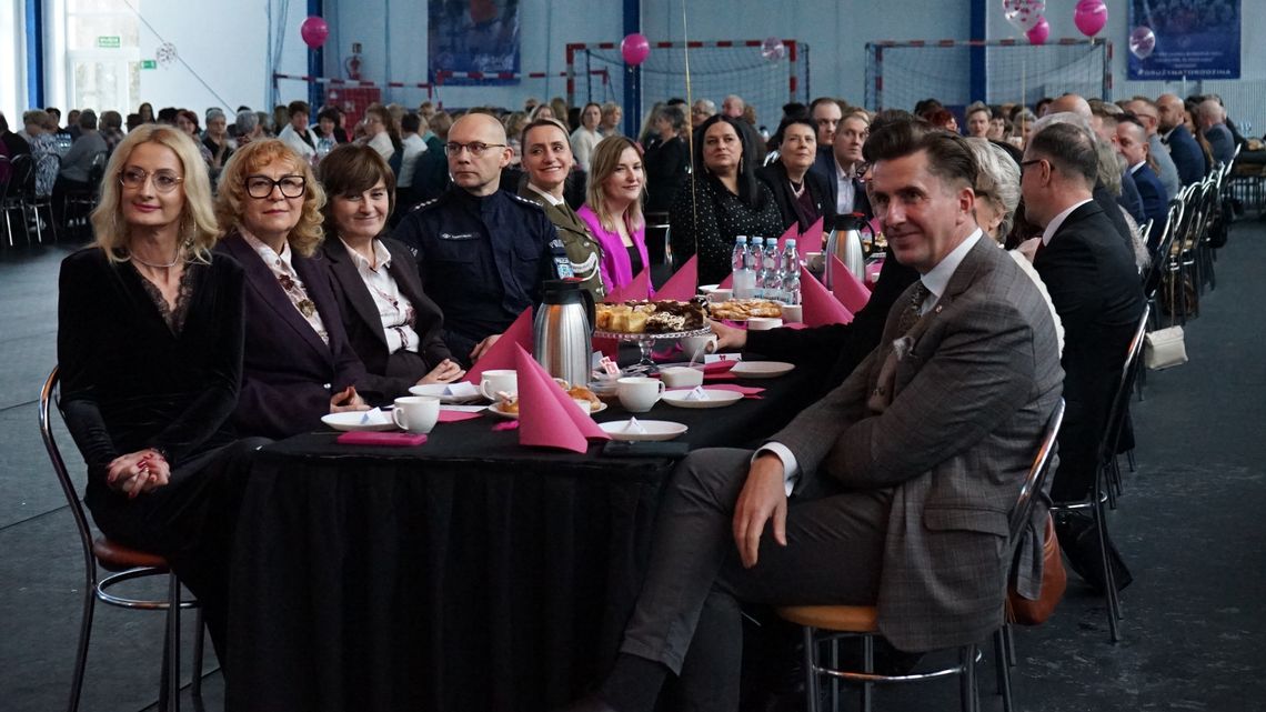 Kobiety przejęły halę w Regiminie. Statuetki, życzenia i mocna deklaracja pani wójt Kobiety przejęły halę w Regiminie. Statuetki, życzenia i mocna deklaracja pani wójt