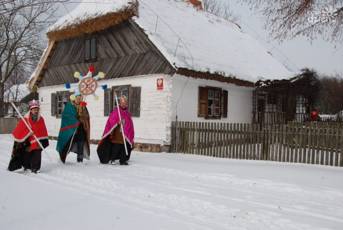 Kolędnicy wędrujący od domu do domu to już wygasająca tradycja