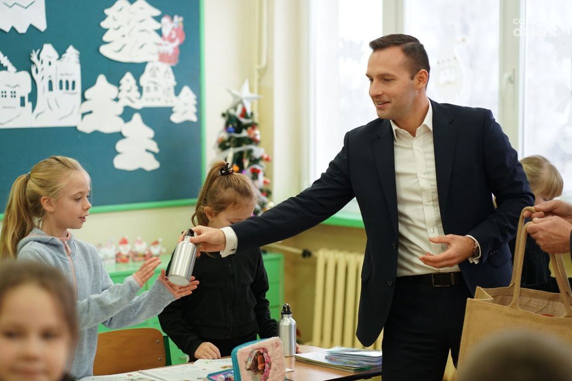 Kolejni uczniowie w Ciechanowie otrzymali ekologiczne bidony