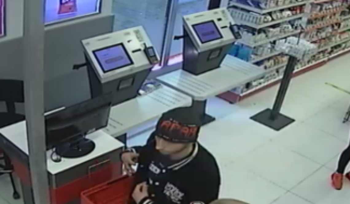 Kolejny złodziej perfum. Policja publikuje zdjęcia z monitoringu Kolejny złodziej perfum. Policja publikuje zdjęcia z monitoringu