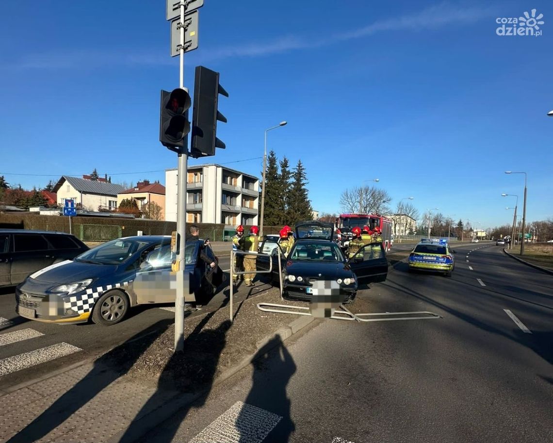Kolizja na ul. Tatarskiej w Ciechanowie - BMW uderza w tył Opla