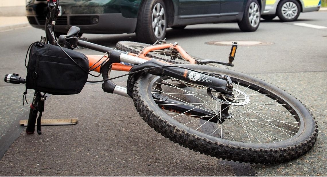 Kompletnie pijany rowerzysta uderzył w toyotę Kompletnie pijany rowerzysta uderzył w toyotę