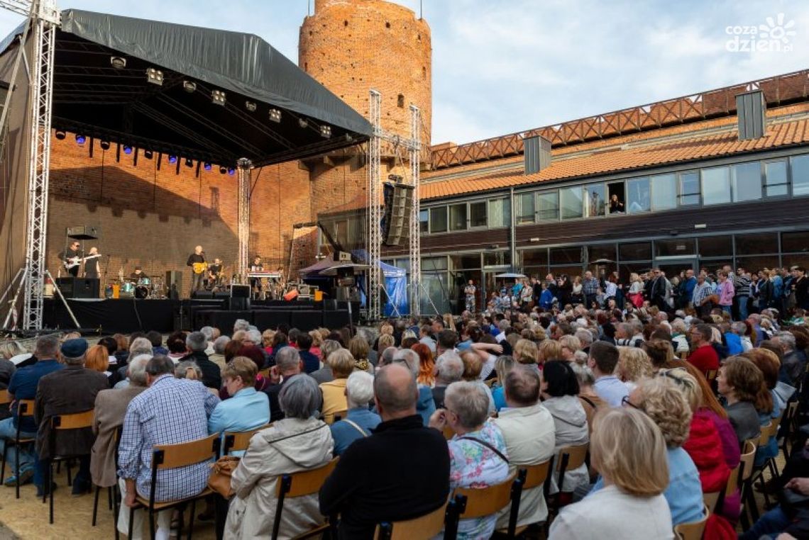 Koncert KAYAH w Ciechanowie z okazji Dnia Flagi Rzeczypospolitej Polskiej