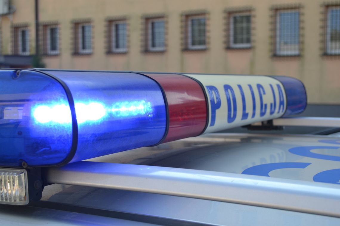 Koneser kawy... za kratkami? 47-latek z Gruzji zatrzymany za kradzieże w makowskich sklepach. Policyjne światła na radiowzie