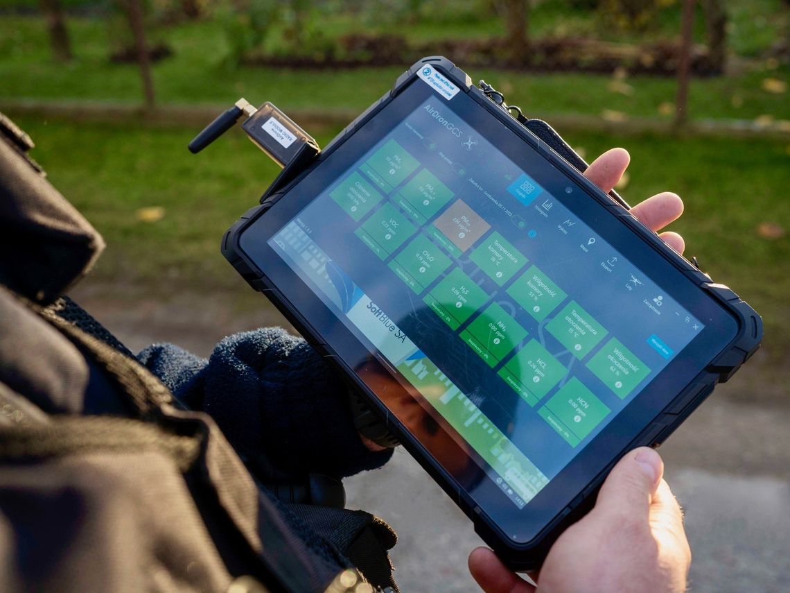 Koniec z kopceniem. Straż Miejska w Ciechanowie ruszyła z dronem antysmogowym na osiedla Panel sterowania dronem