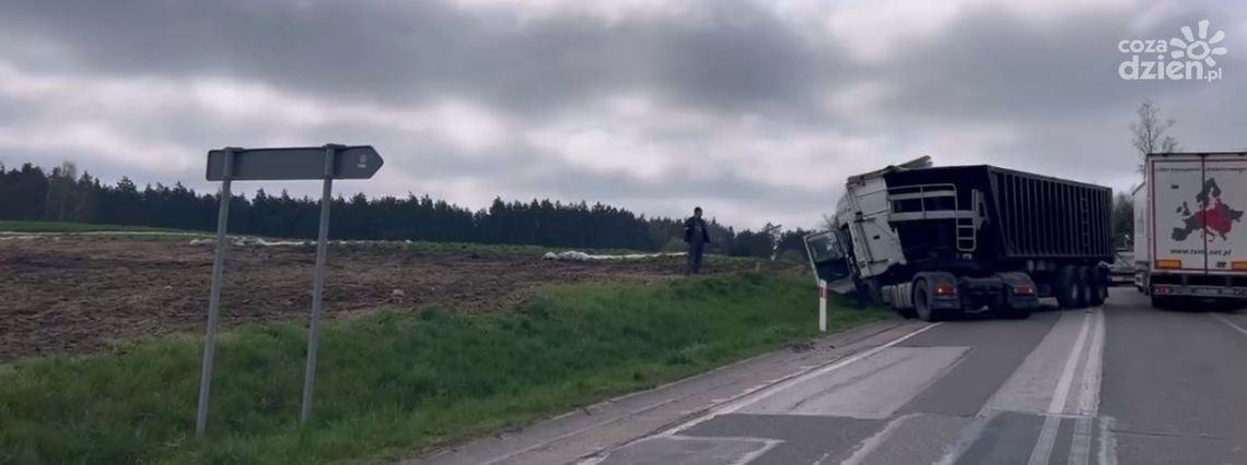 Korki w stronę Ciechanowa. Tir w rowie, utrudnienia potrwają nawet kilka godzin
