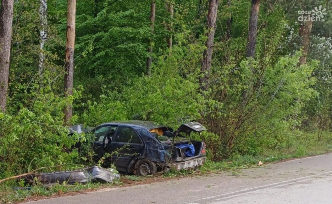 Koszmarny wypadek pod Różanem - mercedes roztrzaskał się o drzewo w Podborzu
