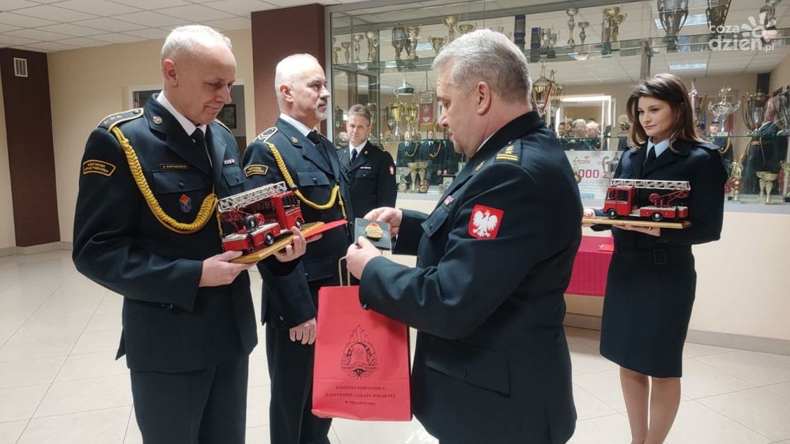 KPPSP Przasnysz. Dwóch strażaków odeszło na emeryturę