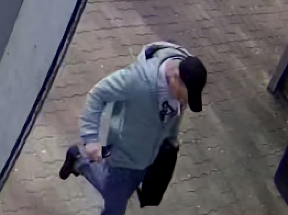 Kradzież aktówki przy pomniku w Ciechanowie – policja prosi o pomoc w identyfikacji sprawcy