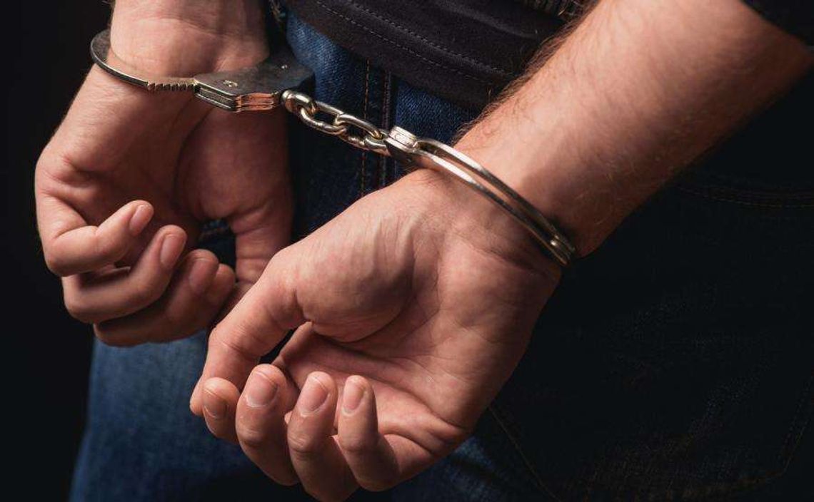 Kradzież kilkudziesięciu kaw w markecie w Makowie Mazowieckim: zgubiony plecak sprawców doprowadził policję prosto do nich Zakuty przestępca