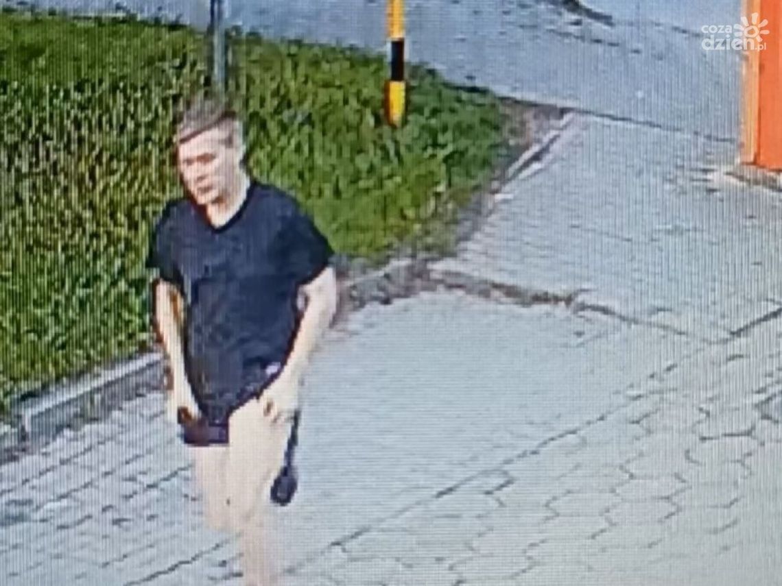 Kradzież motoroweru w Ciechanowie. Policja publikuje wizerunek sprawcy i prosi o pomoc