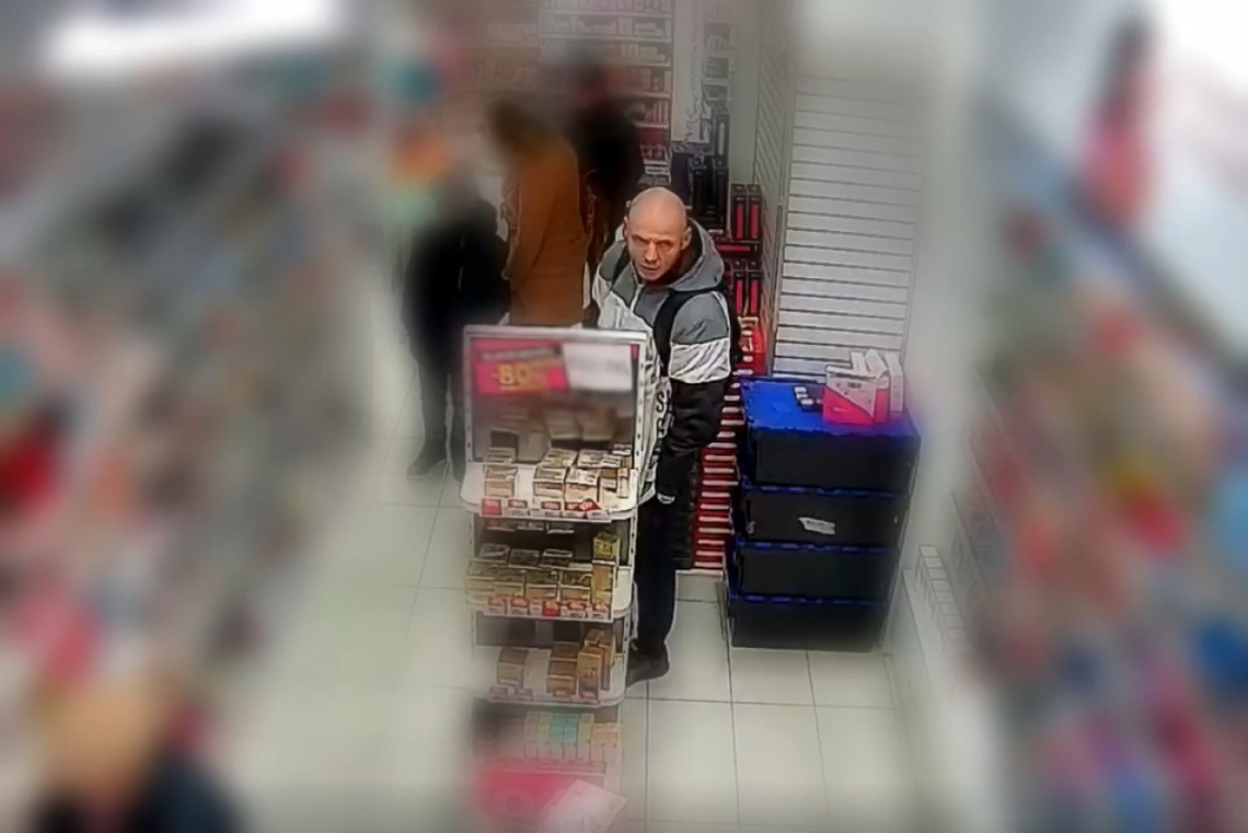 Kradzież perfum i golarek w mławskiej drogerii - Policja prosi o pomoc w identyfikacji sprawcy [video]