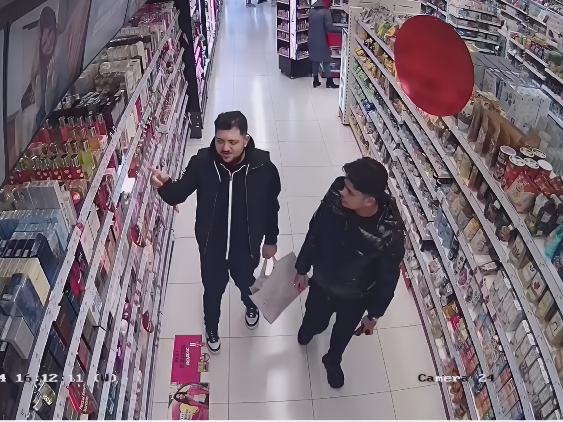 Kradzież perfum w Mławie – policja szuka sprawców! Jest nagranie z monitoringu Kradzież perfum w Mławie – policja szuka sprawców! Jest nagranie z monitoringu