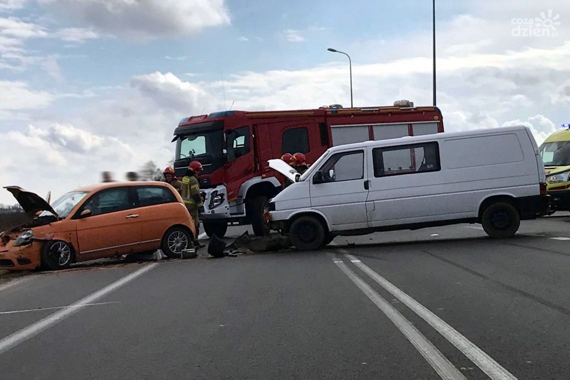 Kraksa na skrzyżowaniu. 2 osoby ranne