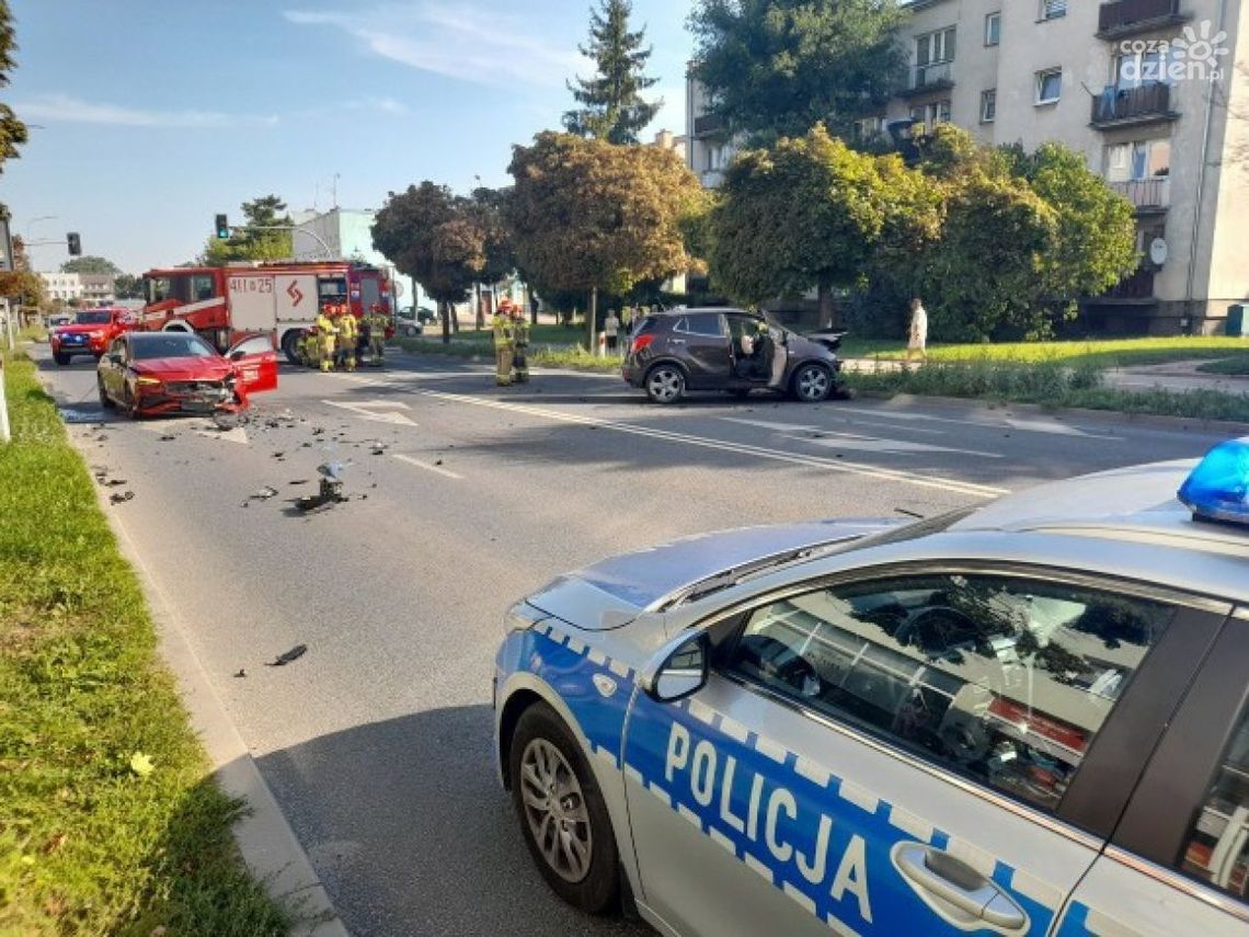 Kraksa w centrum Ciechanowa. Utrudnienia w ruchu (akt.)