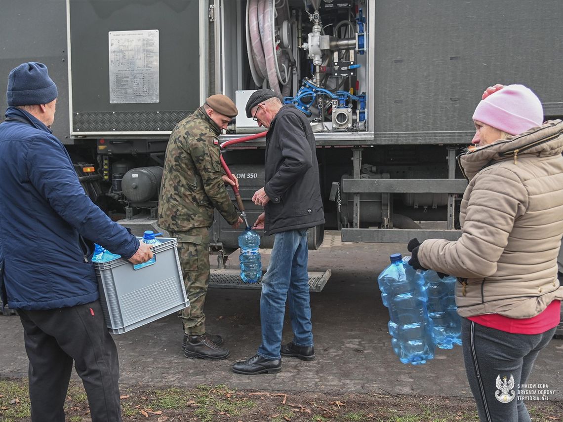 Kryzys wodny w gminie Dzierzążnia. Wojsko wspiera mieszkańców po wykryciu groźnej bakterii Ludzie biorą wodę z wojskowej cysterny